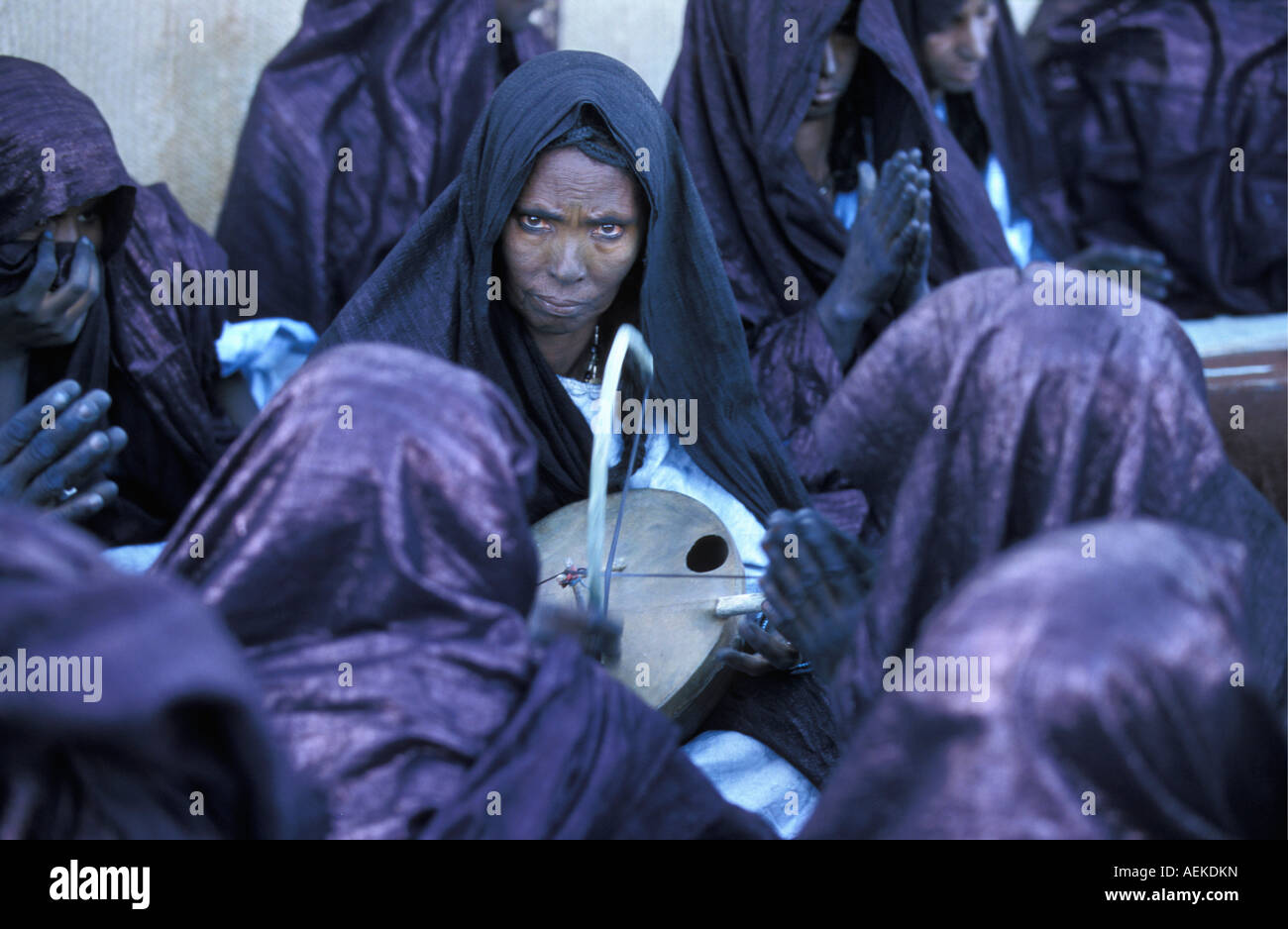 Mali Menaka vicino a Gao, donne riproduzione locale di strumento musicale IMZAD i Tuareg violino Foto Stock