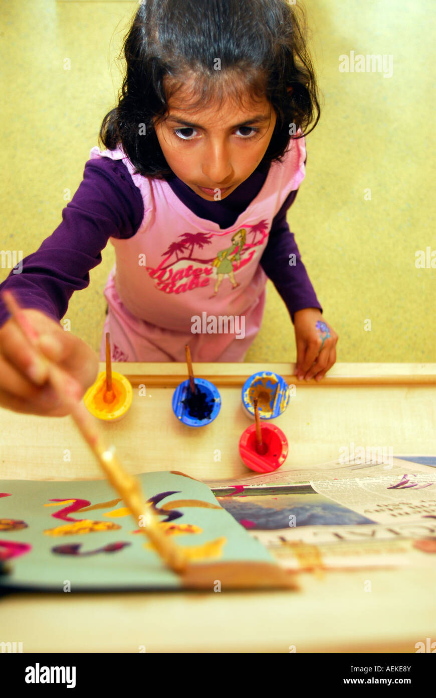 8 anno vecchia ragazza pittura in vivaio, Middlesex, Regno Unito. Foto Stock