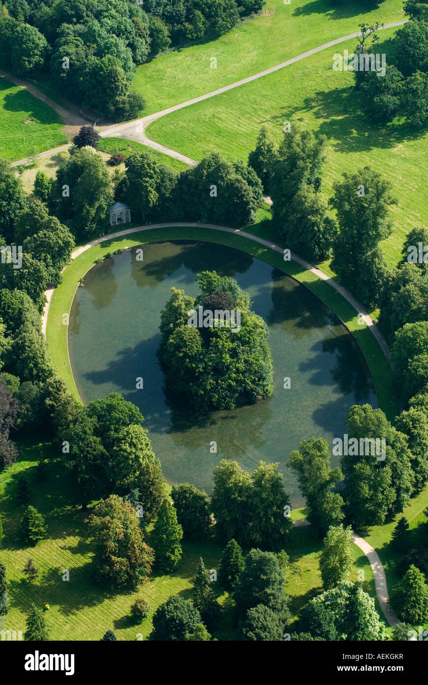 Lago ovale e isola dove è la Principessa Diana del Galles Sepolto Althorp House Northamptonshire Inghilterra 1997 OMERO SYKES Foto Stock