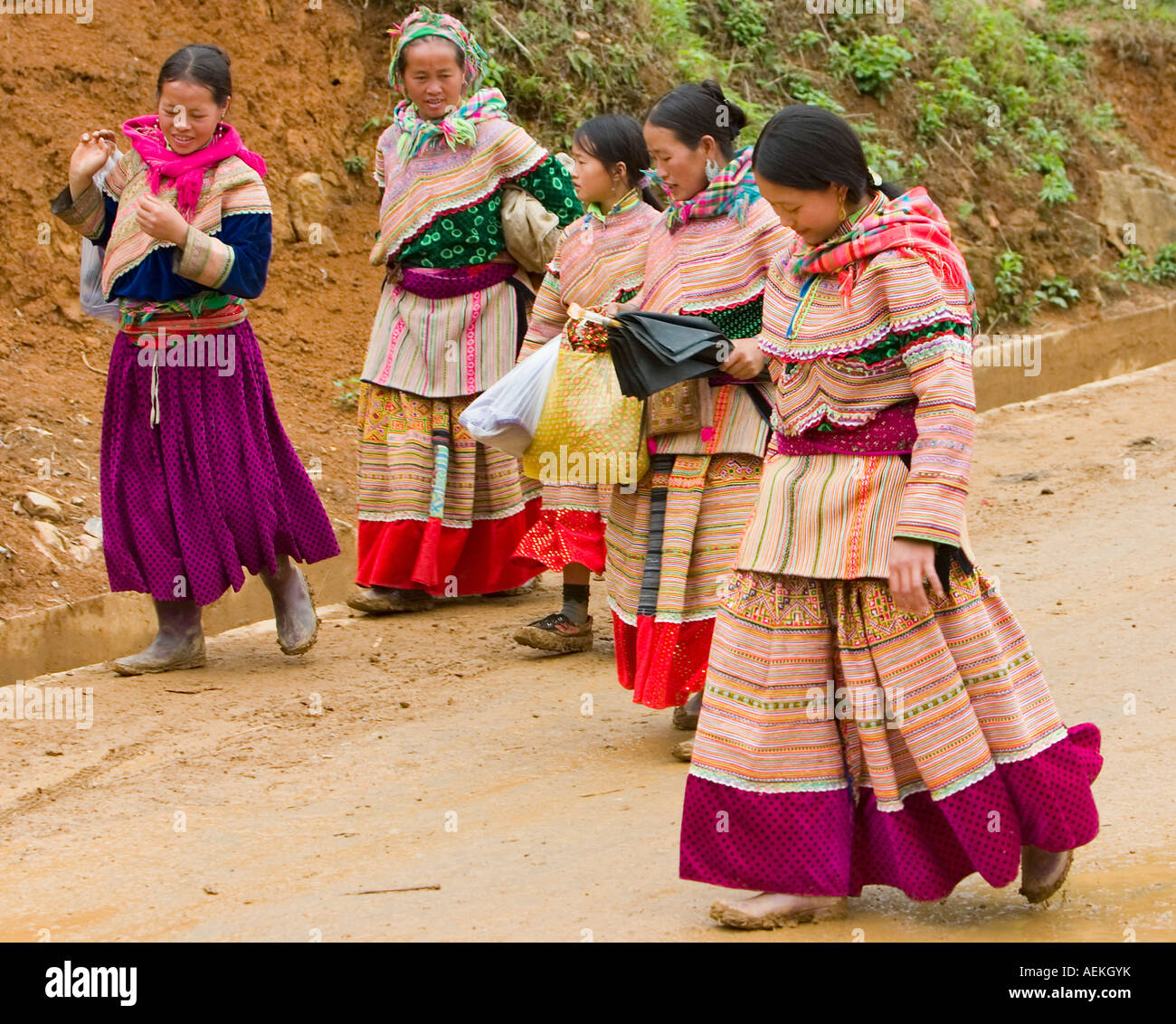 Giovane vietnamita ragazze camminare può cau mercato Nord Vietnam Foto Stock