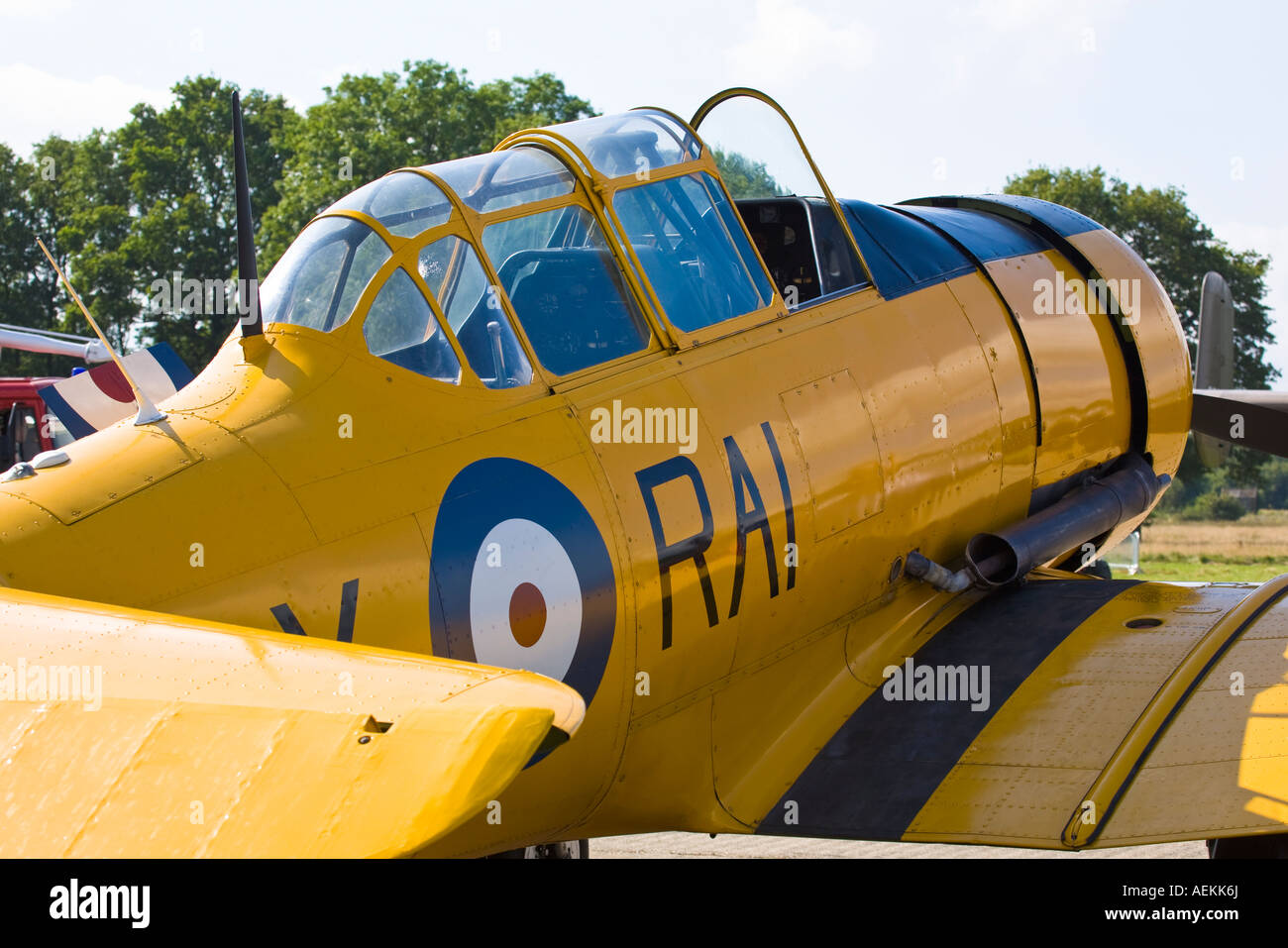 North American T-6 Harvard IV, G-RAIX Ali & ruote Dunsfold display Surrey UK 2007 Foto Stock