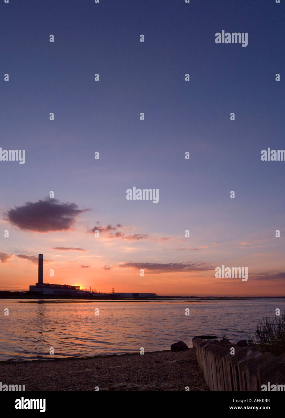 Tramonto a Fawley Power Station visualizzati da Southampton acqua con la raffineria in background Foto Stock