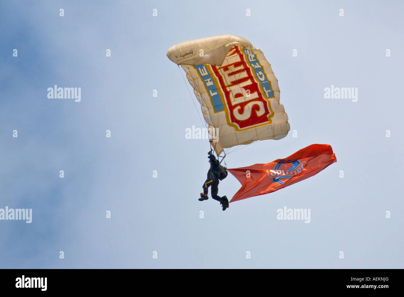 Le Tigri esercito in caduta libera con il paracadute team di visualizzazione in corrispondenza di dette ali ruote display a Dunsfold Surrey UK 2007 Foto Stock