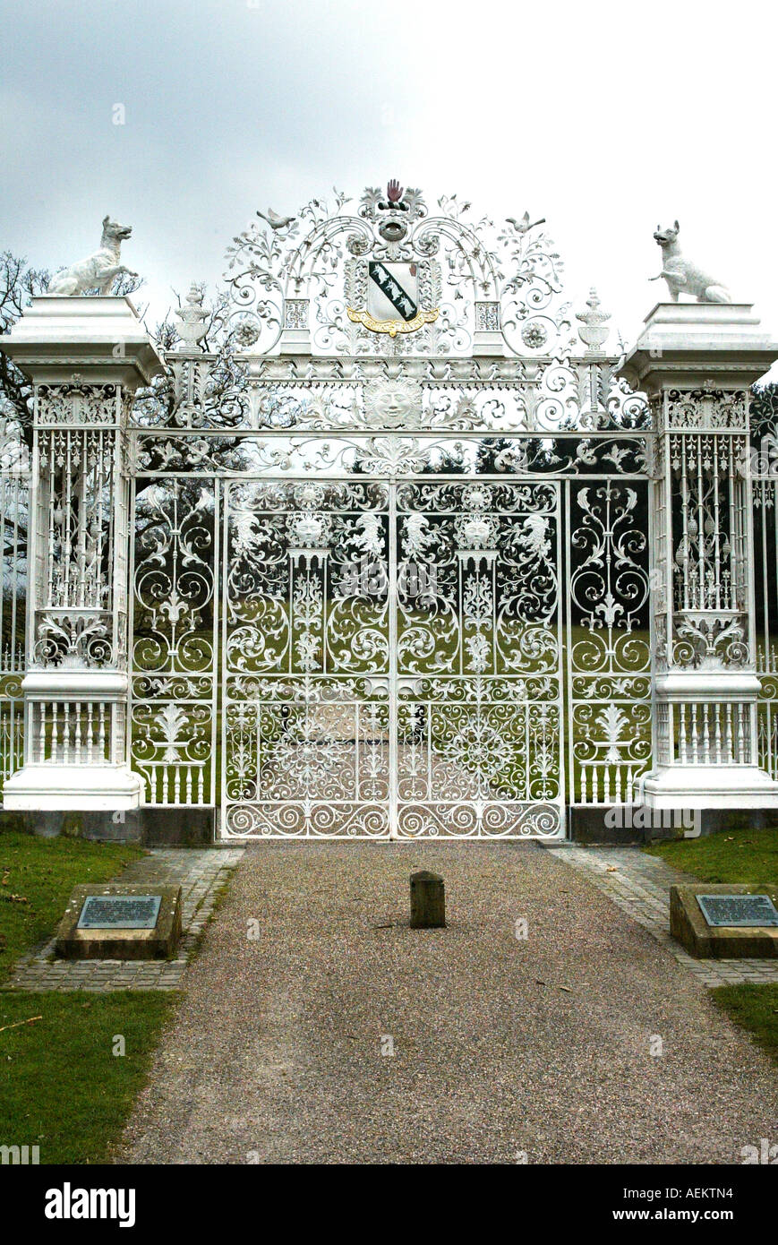 Cancelli ornati Chirk Castle Wrexham North East Wales Foto Stock