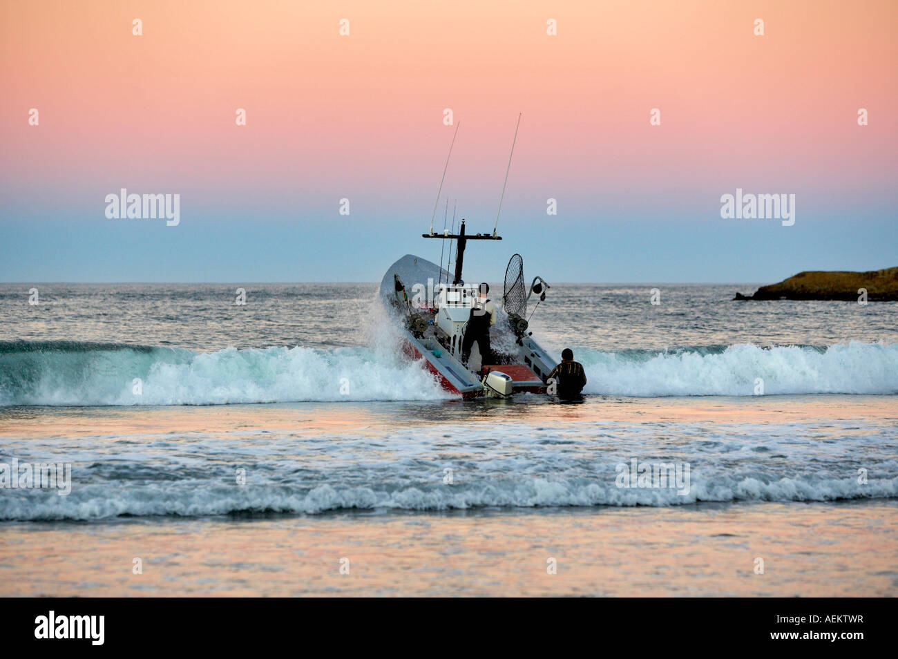 Dory barca da pesca lancio a Cape Kiwanda Oregon Foto Stock