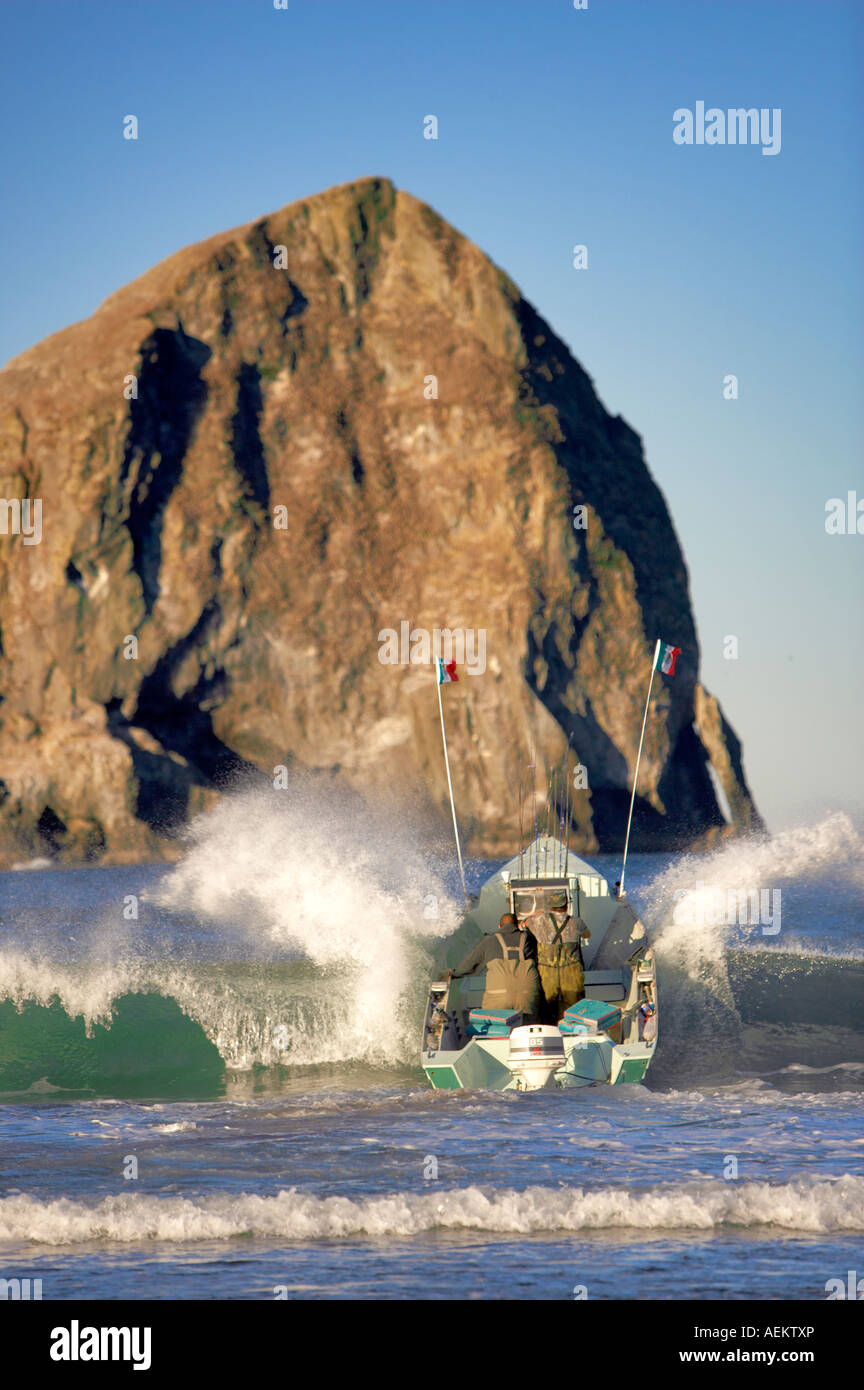 Dory barca da pesca lancio a Cape Kiwanda Oregon Foto Stock