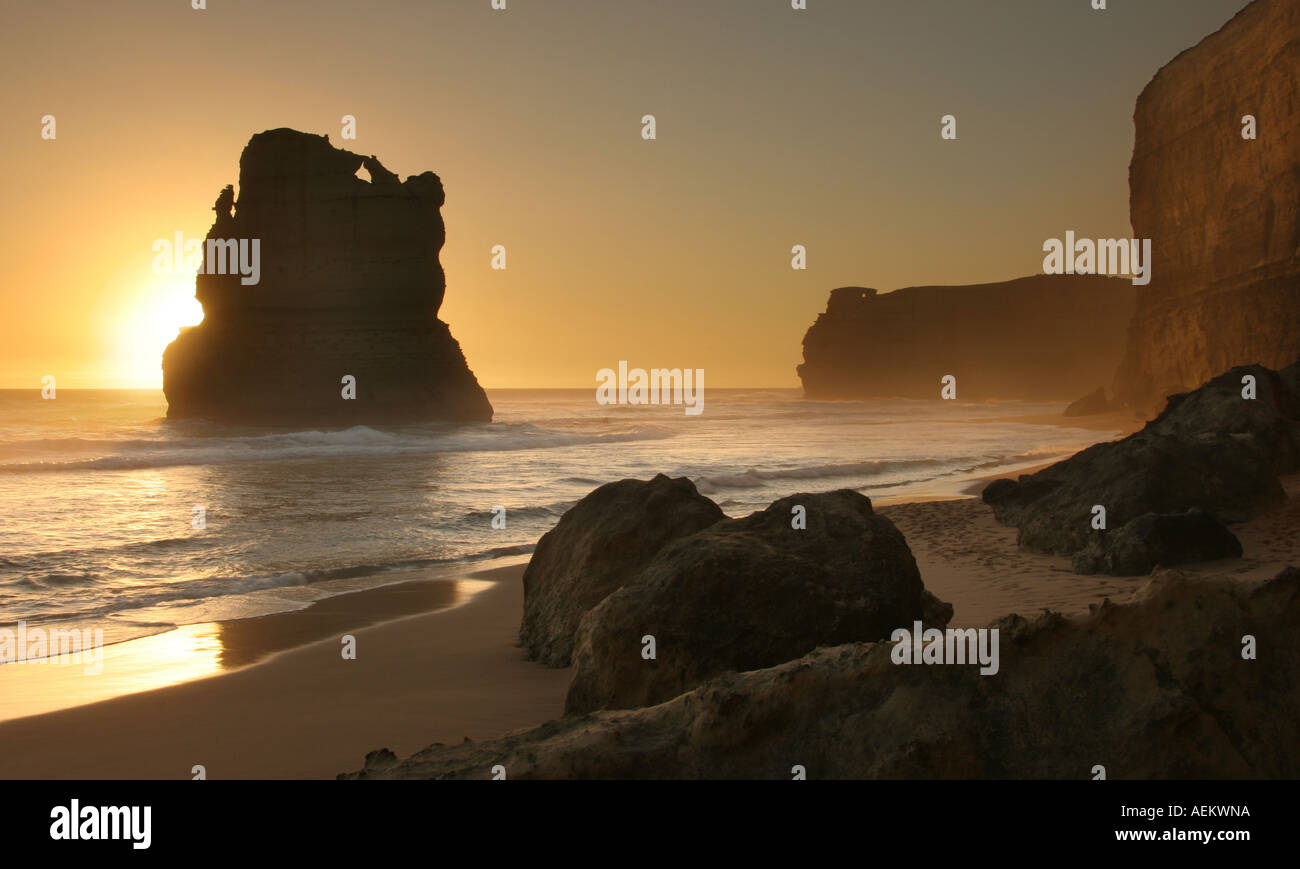 Uno dei Dodici Apostoli al tramonto vicino a Port Campbell sulla Great Ocean Road Victoria in Australia Foto Stock