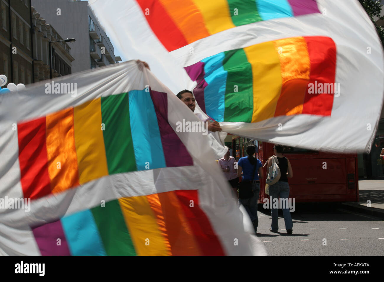 L'uomo ballando con le bandiere a Euro Pride Londra Foto Stock