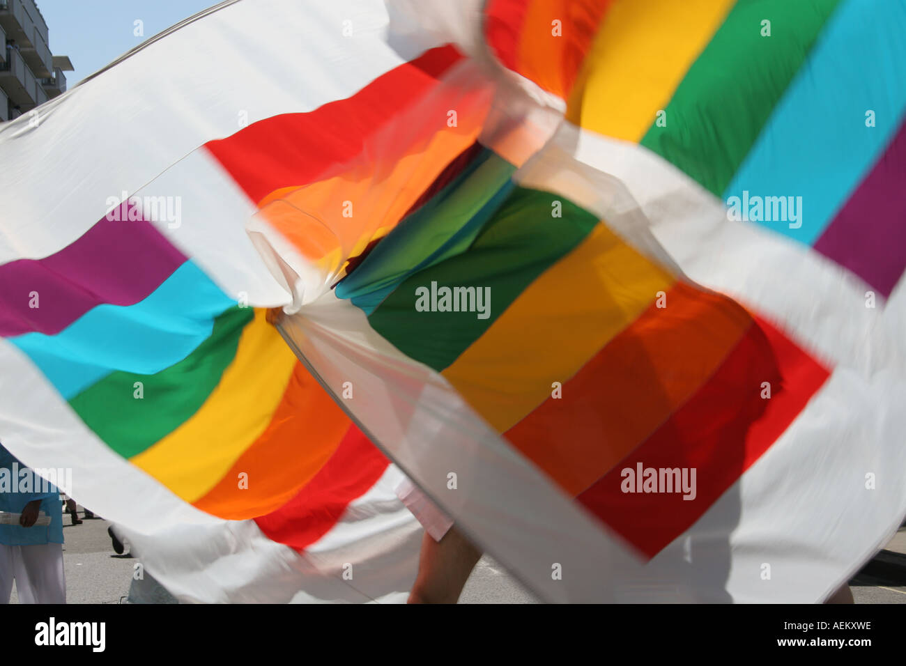 L'uomo balli con bandiere arcobaleno a Euro Pride Londra Foto Stock
