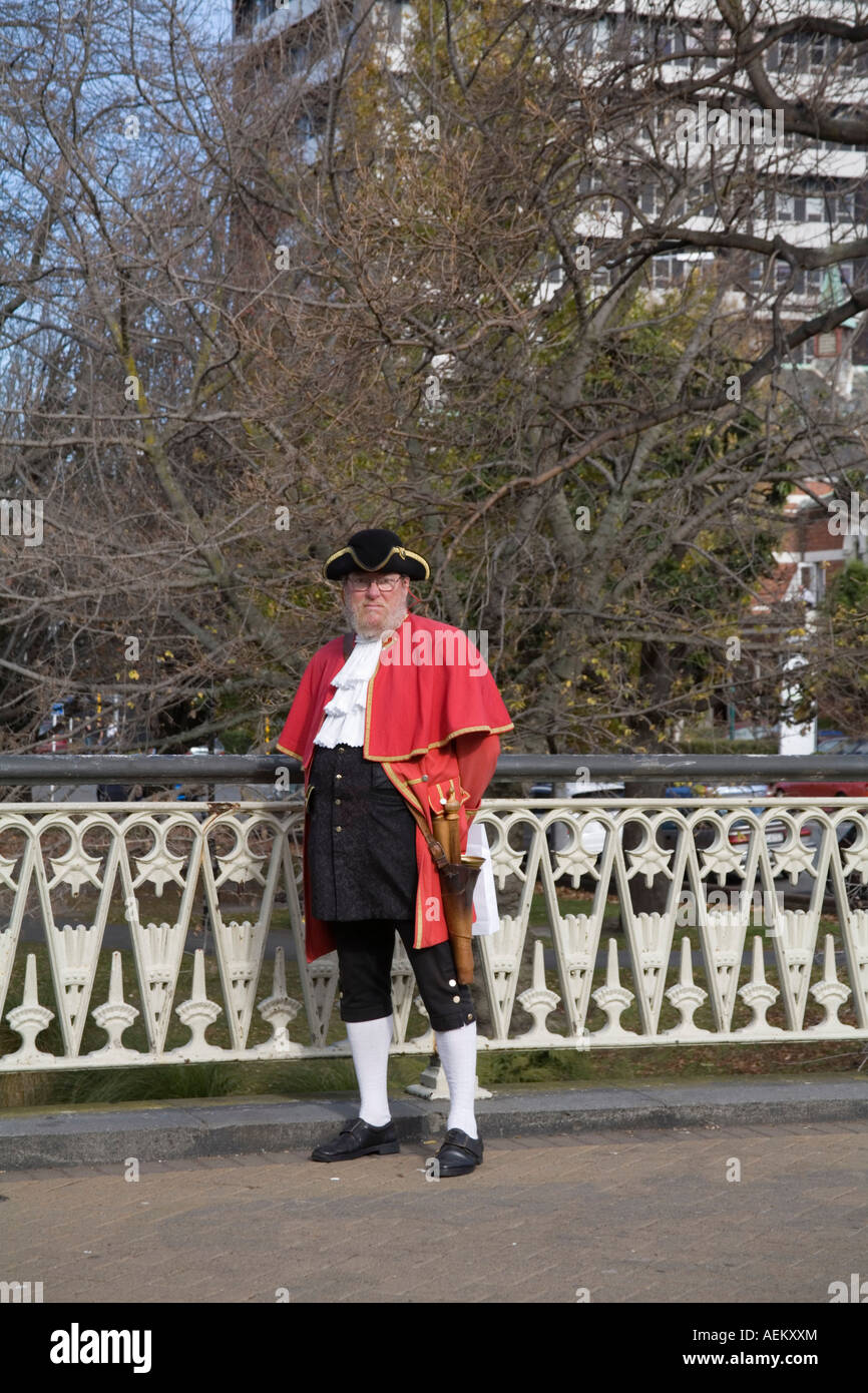 CHRISTCHURCH Isola del Sud della Nuova Zelanda può Town Crier in piedi su un ponte sul fiume Avon Foto Stock