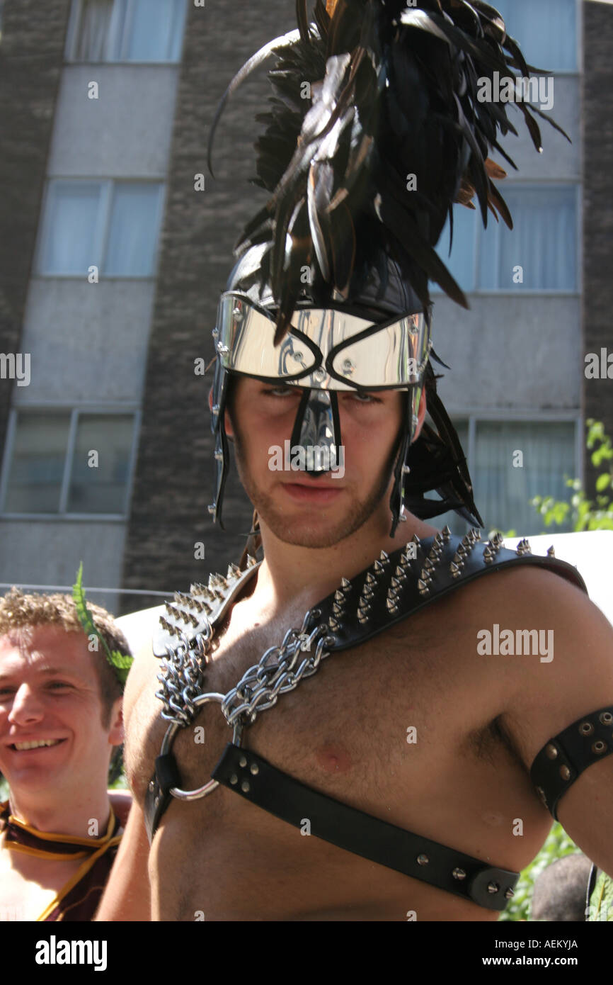 Uomo vestito come un soldato romano a Euro pride Regno Unito 2006 Foto Stock