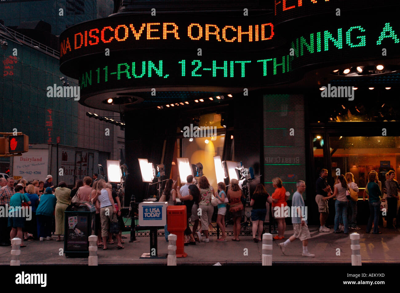 Linea di ventole fino di fronte alla WABC studios in Times Square a guardare e a comparire su Good Morning America show televisivo Foto Stock