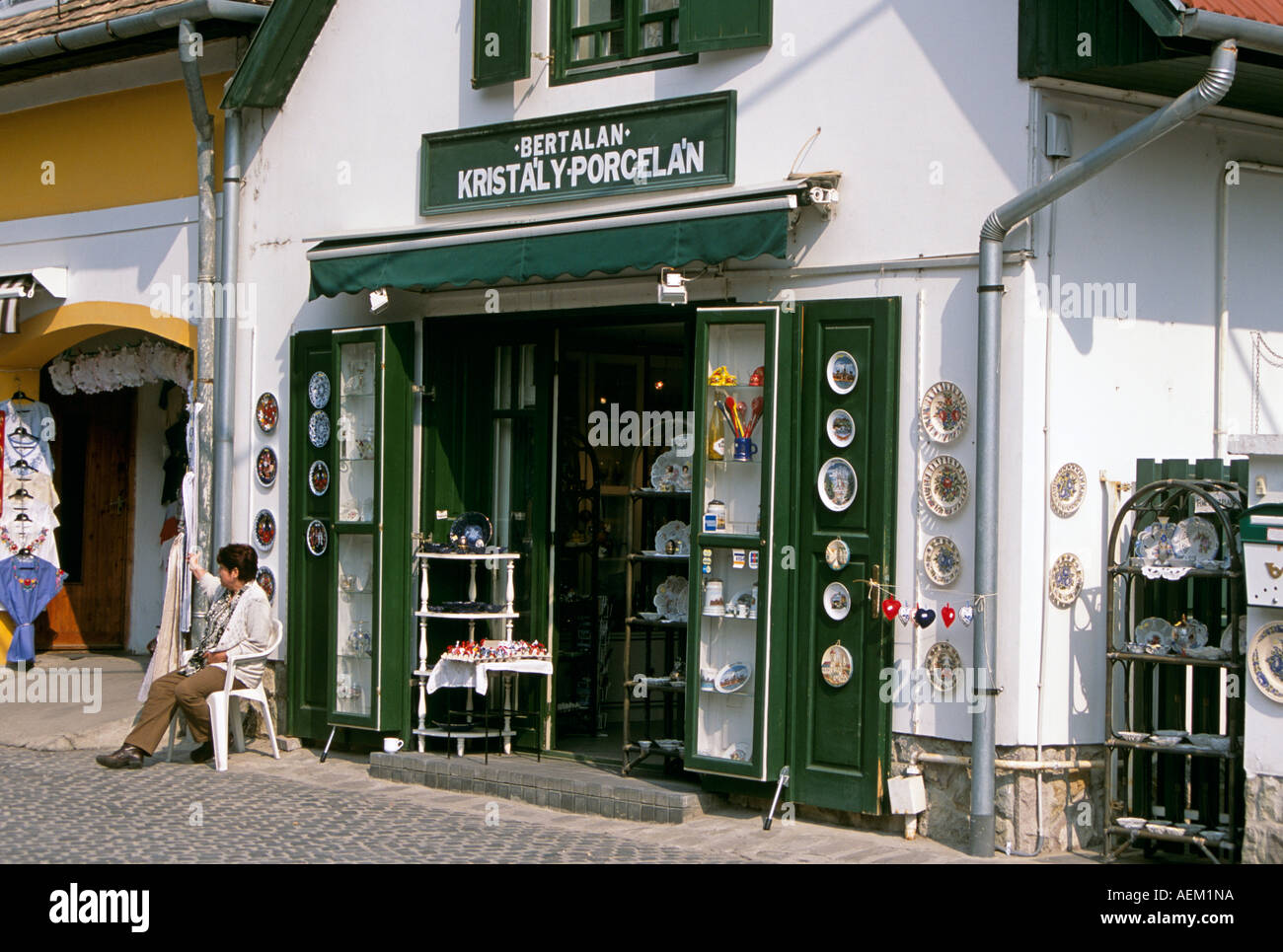 Bertalan cristalli e porcellane regali e souvenir shop e il negoziante al di fuori, Szentendre, Ungheria Foto Stock