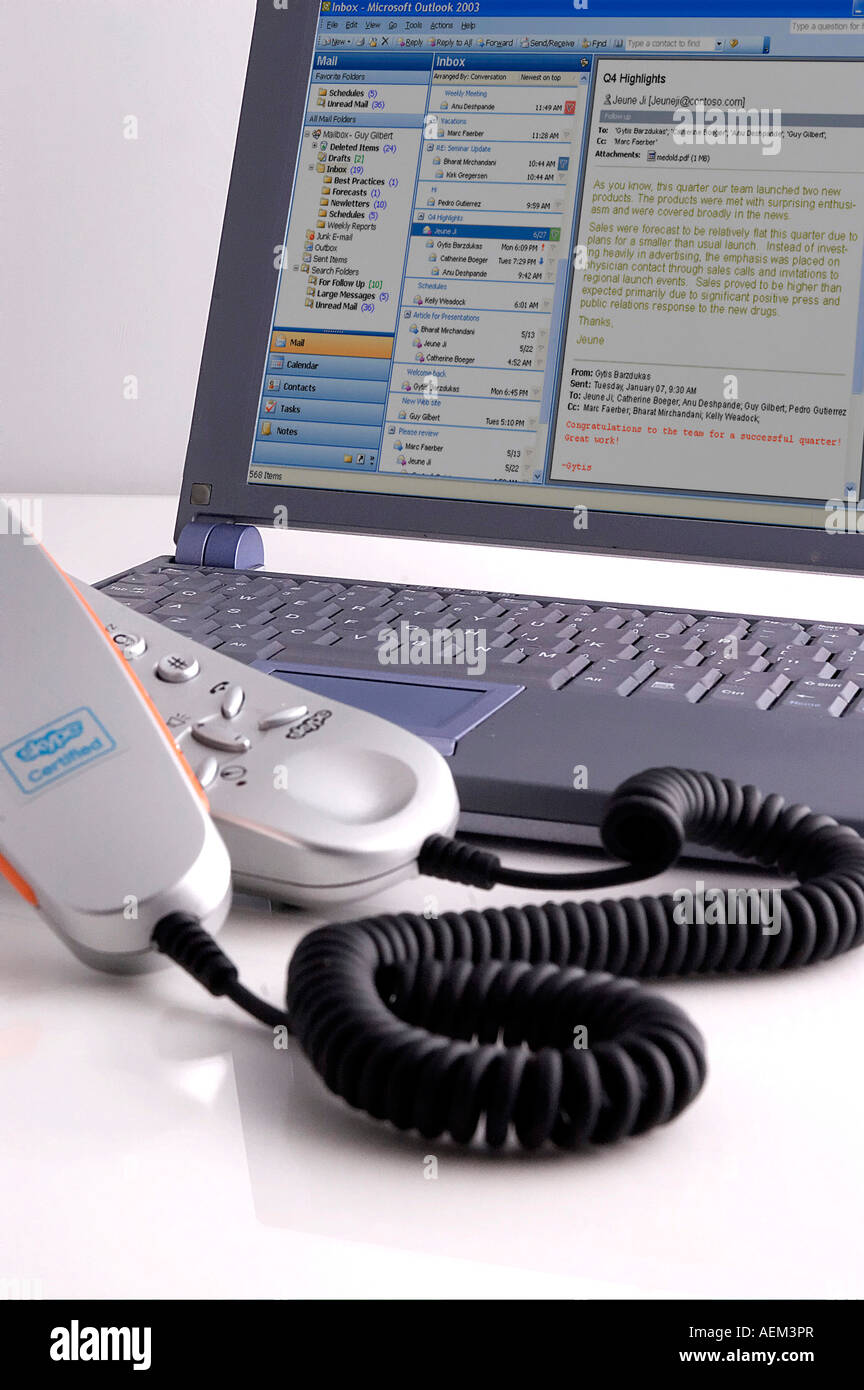 Un computer portatile collegato a un telefono cellulare Foto Stock