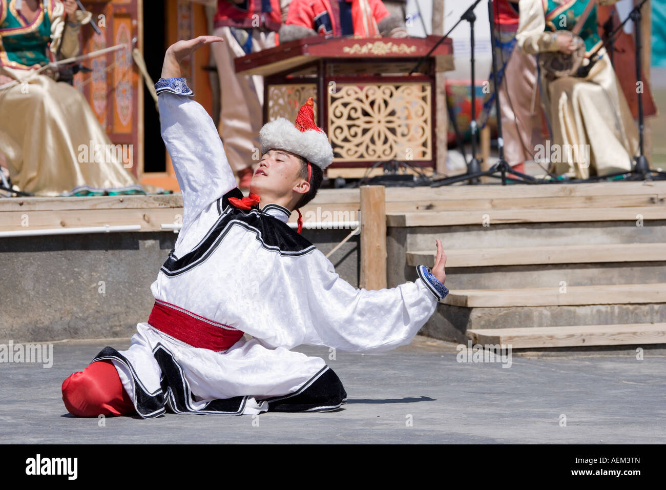 Giovane uomo dancing at Gengis Khan festival Foto Stock