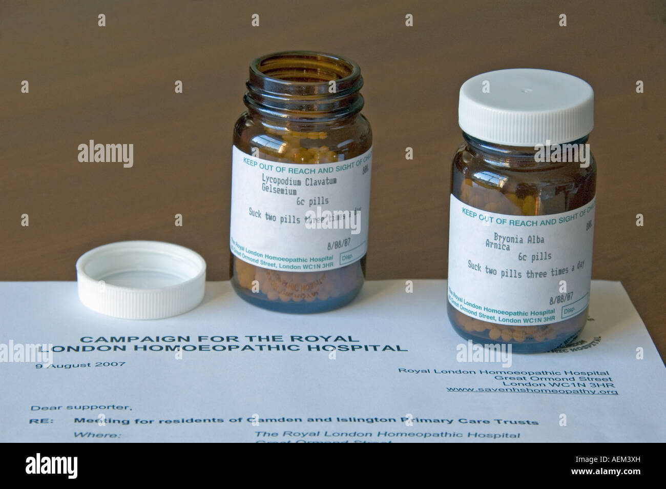 Bottiglie di Homoeopathic pillole e lettera a proposito della campagna per il Royal Homoeopathic Hospital Regno Unito Foto Stock