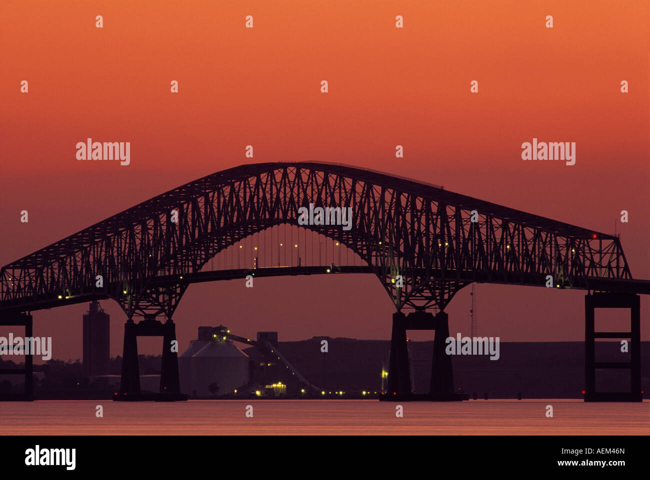 Stati Uniti Maryland tramonto dietro la Francis Scott Key Bridge lungo Baltimore Beltway Foto Stock
