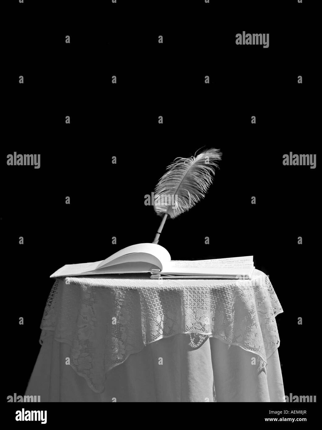Un libro di fantasia e penna su una tabella foto in bianco e nero Foto Stock