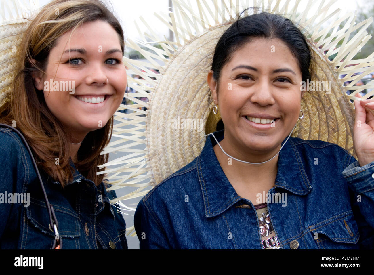 Le donne hanno marciato dalla età 25 indossando sombreros decorativo in parata. Cinco de Mayo Fiesta. 'St Paul' Minnesota USA Foto Stock