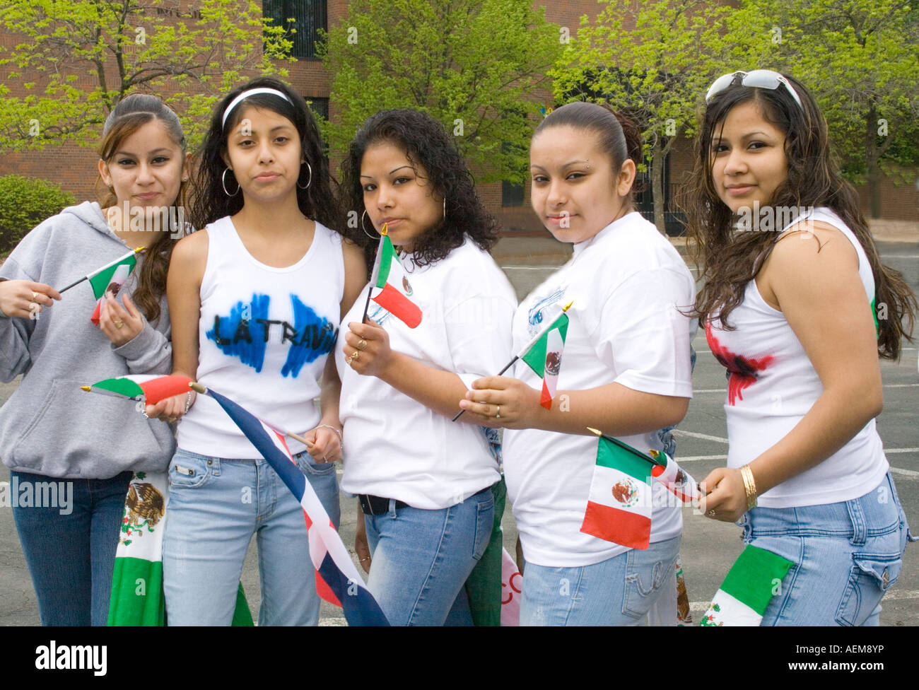 Unità di parata di Chicana donna età 17 tenendo bandierine messicane. Cinco de Mayo Fiesta. St Paul Minnesota USA Foto Stock Unità di parata di Chicana donna età 17 tenendo bandierine messicane. Cinco de Mayo Fiesta. St Paul Minnesota USA Foto Stock