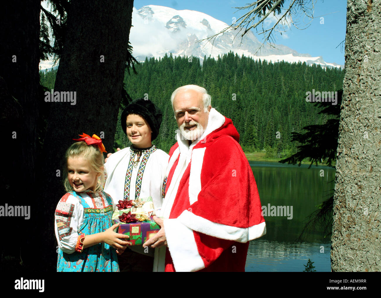 Ded Moroz e bambini, Mt Rainer, Washington, Stati Uniti d'America Foto Stock