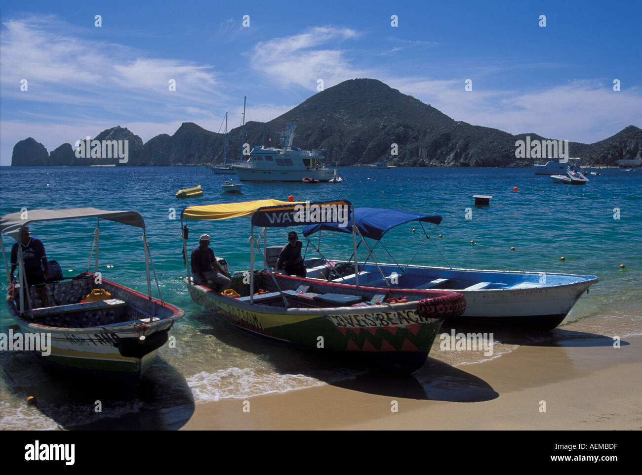 Il Taxi acqueo skiffs sulla spiaggia di sabbia a Cabo San Lucas Baja California Messico Foto Stock
