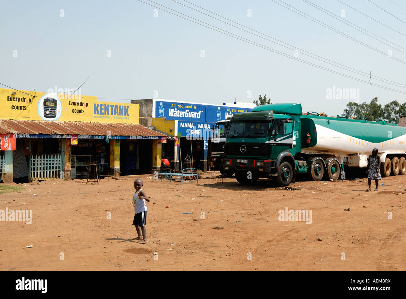 Negozi semplici o DUKAs in corrispondenza del lato di Kisumu Maseno road nel Kenya occidentale Africa orientale Foto Stock