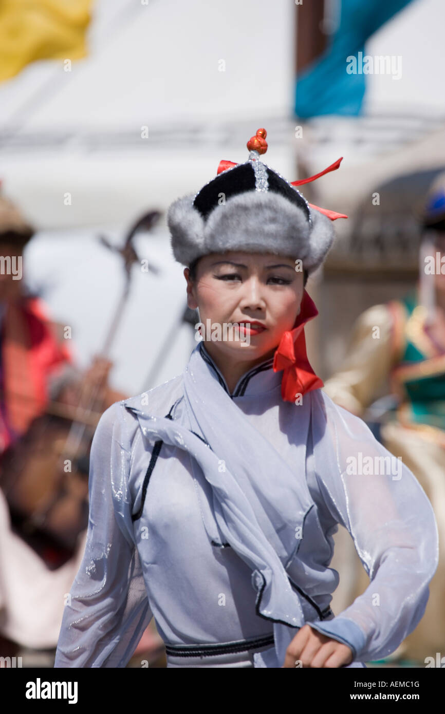 Giovane donna vestito in costume nazionale a Gengis Khan festival in Mongolia Foto Stock