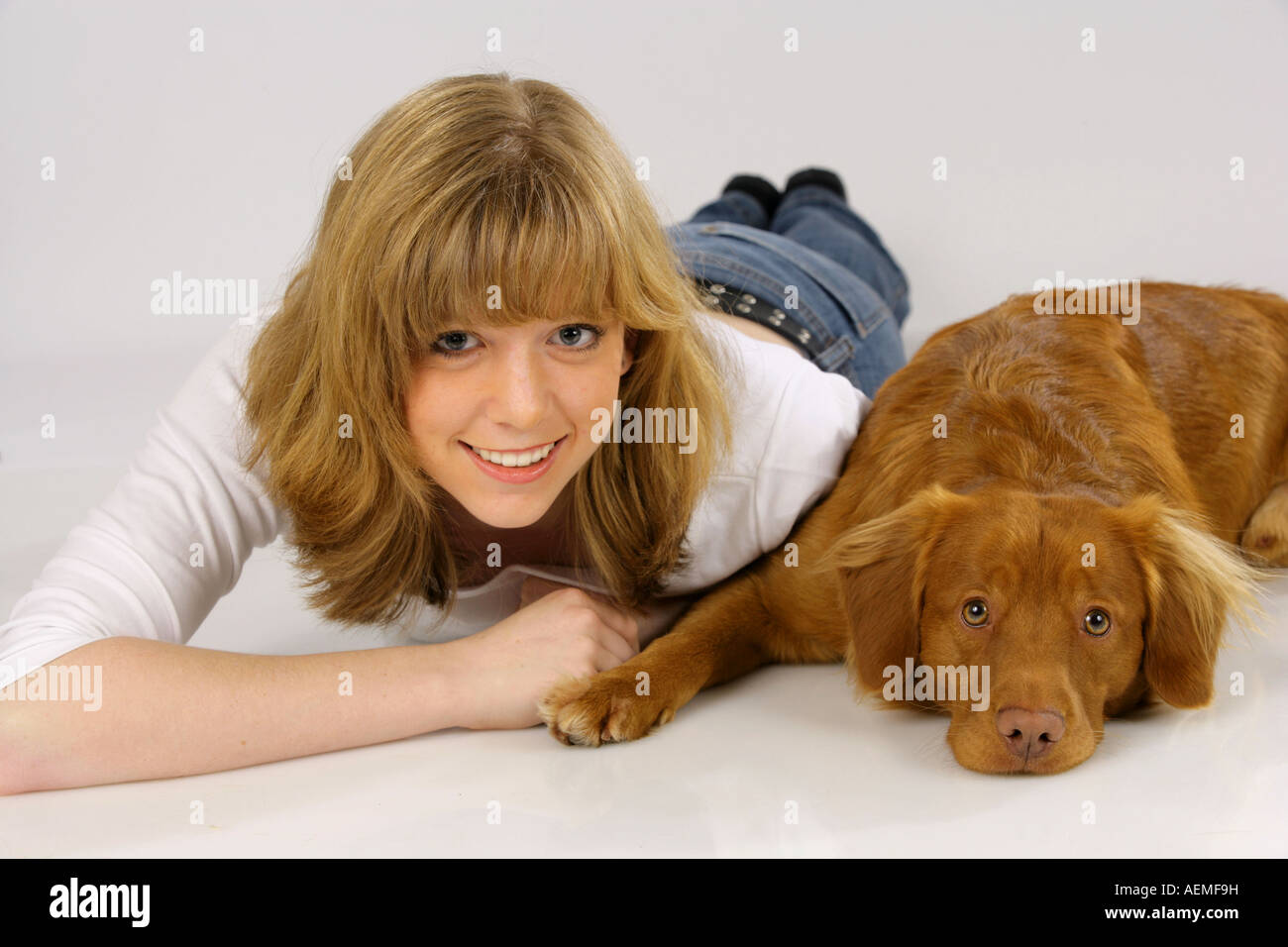 Ragazza con Nova Scotia Duck Tolling Retriever Foto Stock