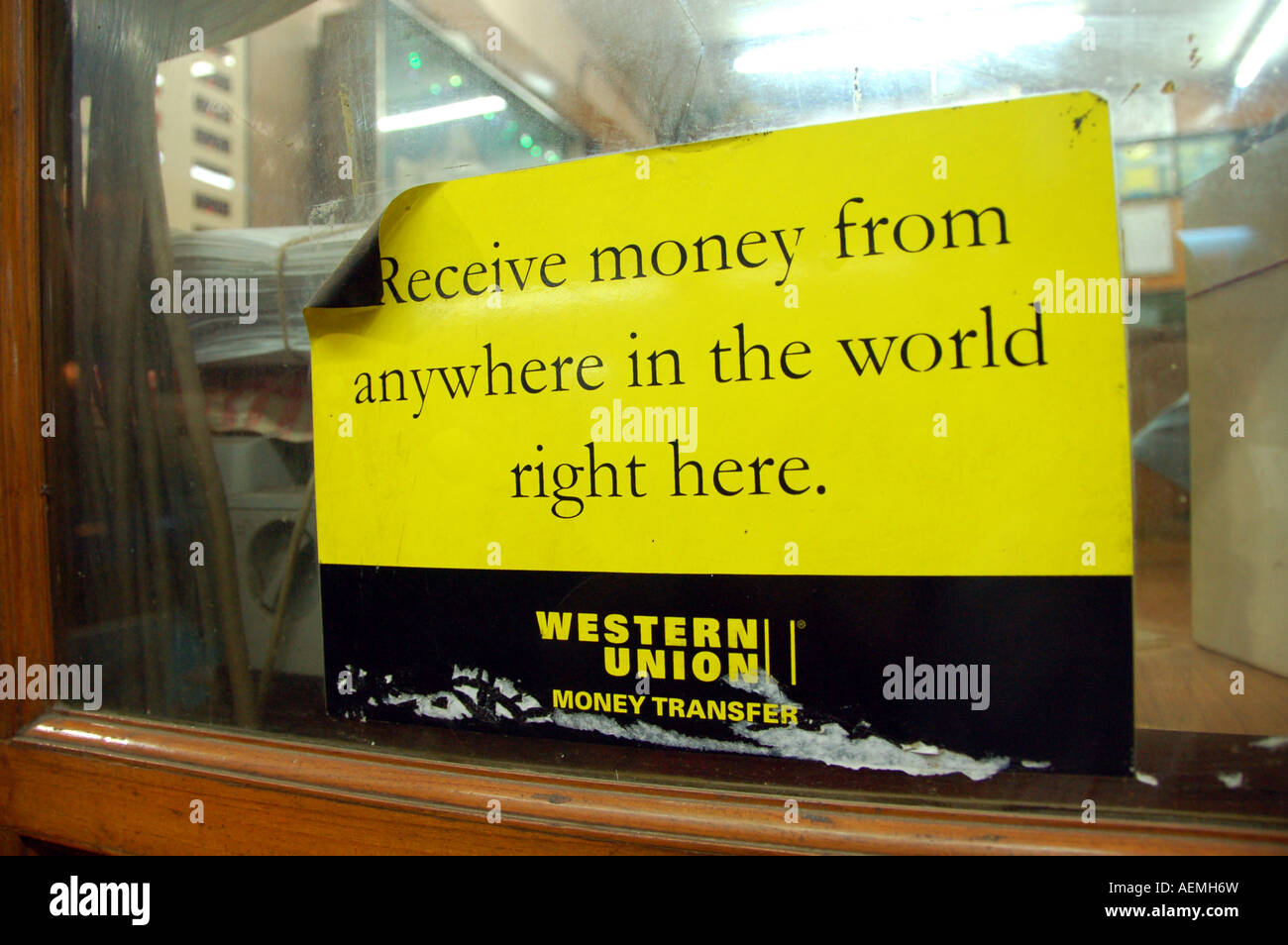 Western Union sign in vetrina, Mumbai, India Foto Stock