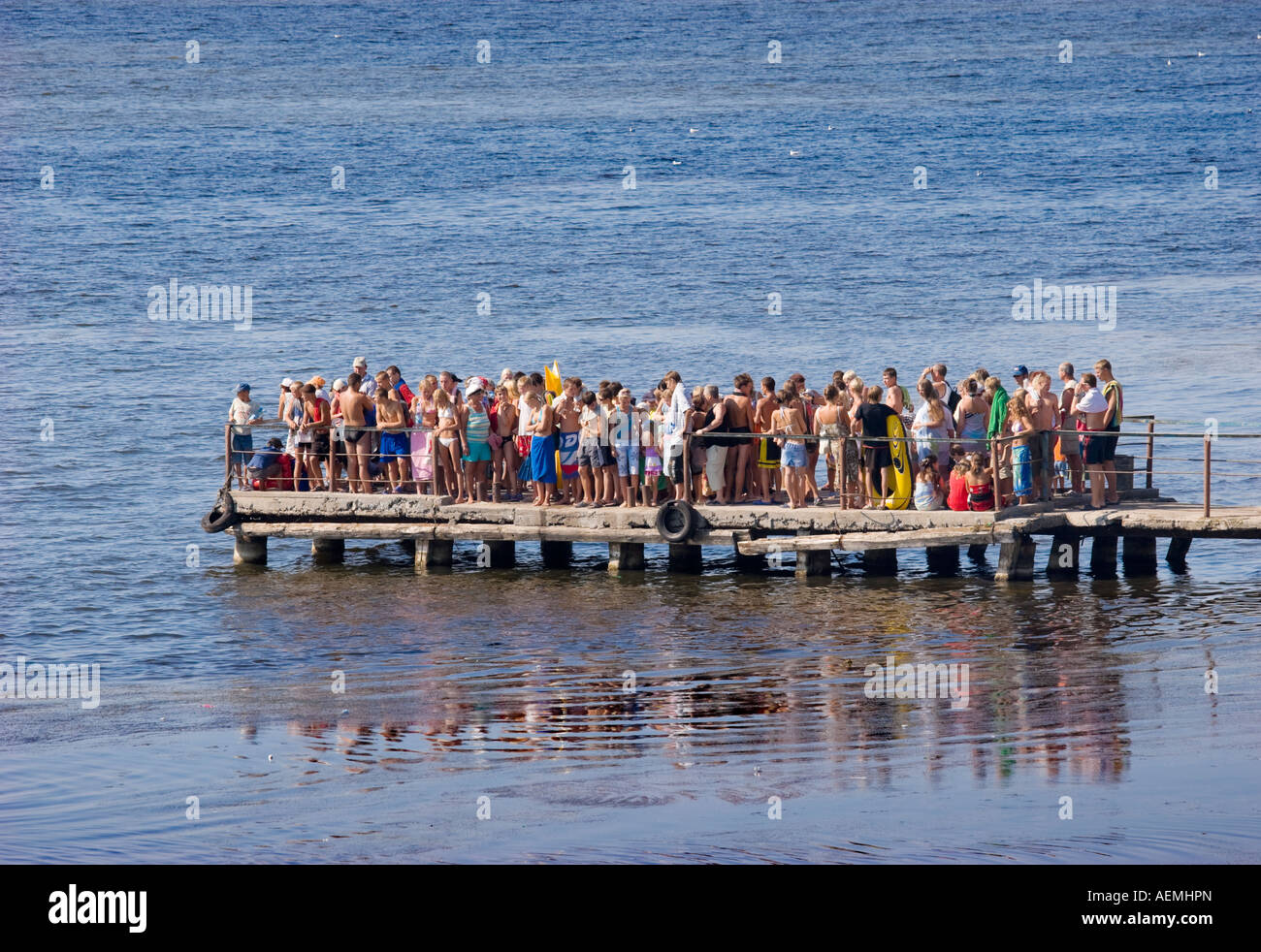 I turisti in una fase di atterraggio al Dniester Liman (Liman Sabolat) shore, in attesa di un traghetto per la vicina Black Sea beach Foto Stock