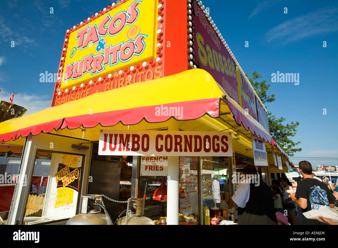 ILLINOIS Grayslake fast food stand al Lake County Fair indicazioni per jumbo cani di mais burrito tacos la gente in attesa Foto Stock