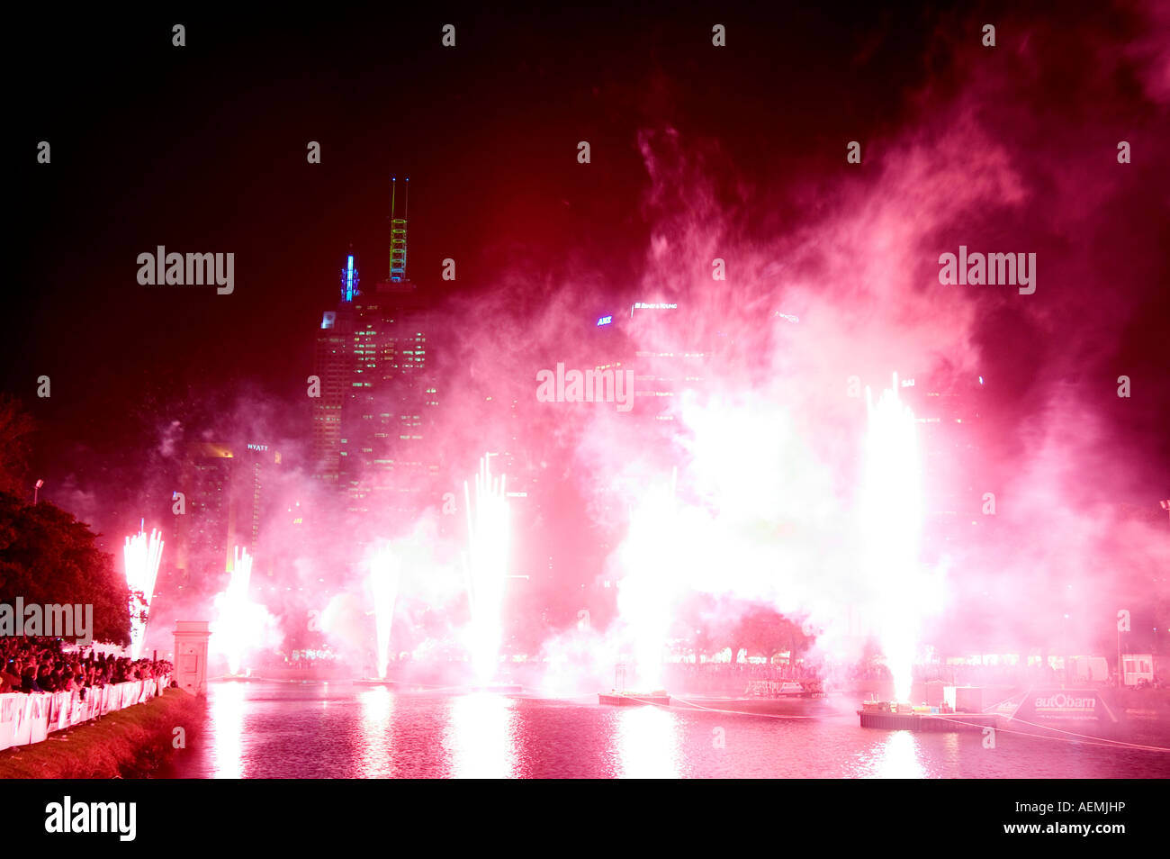 Fuochi d'artificio dal fiume Foto Stock