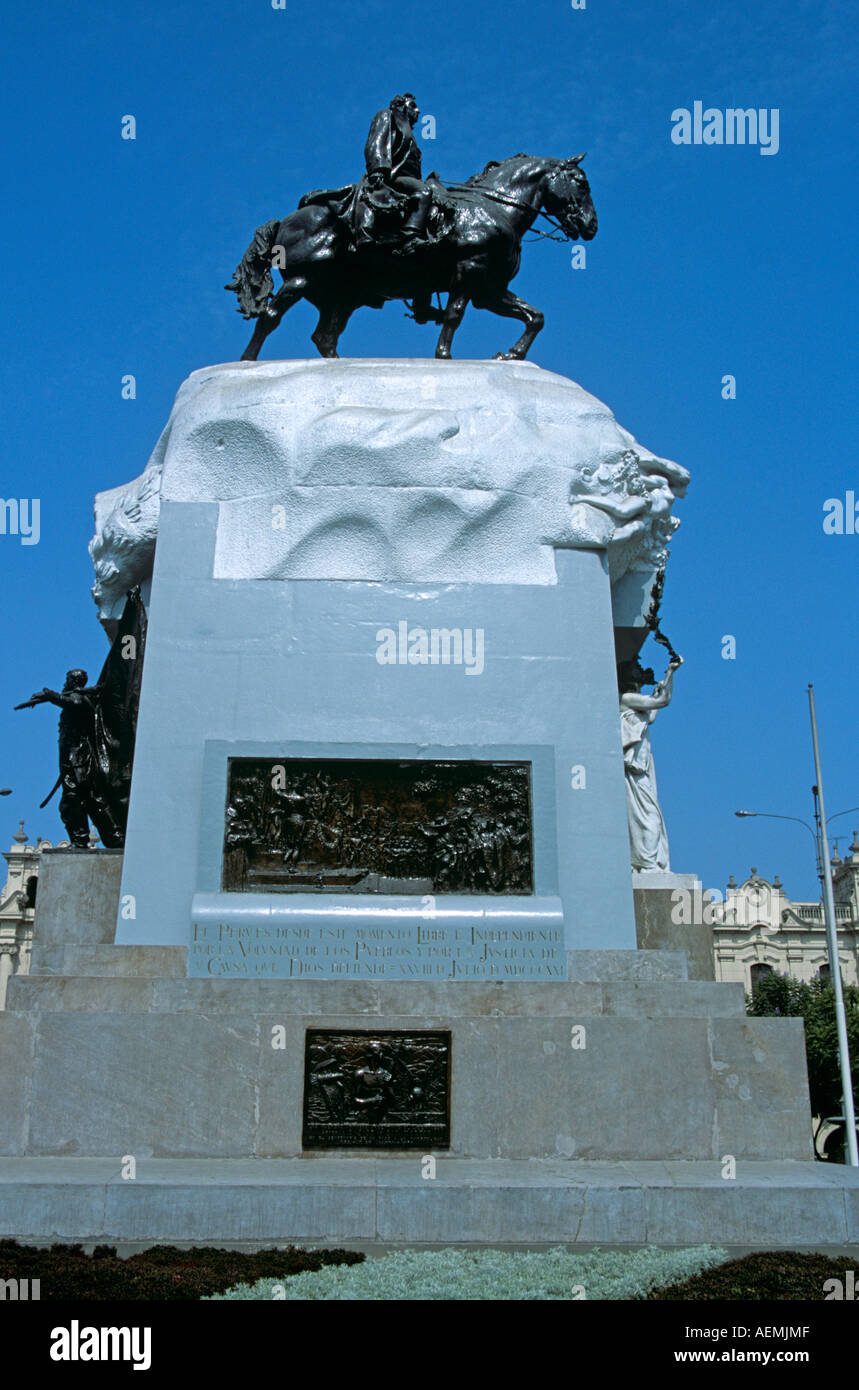 Monumento generale di jose de san martin sulla plaza san martin ...