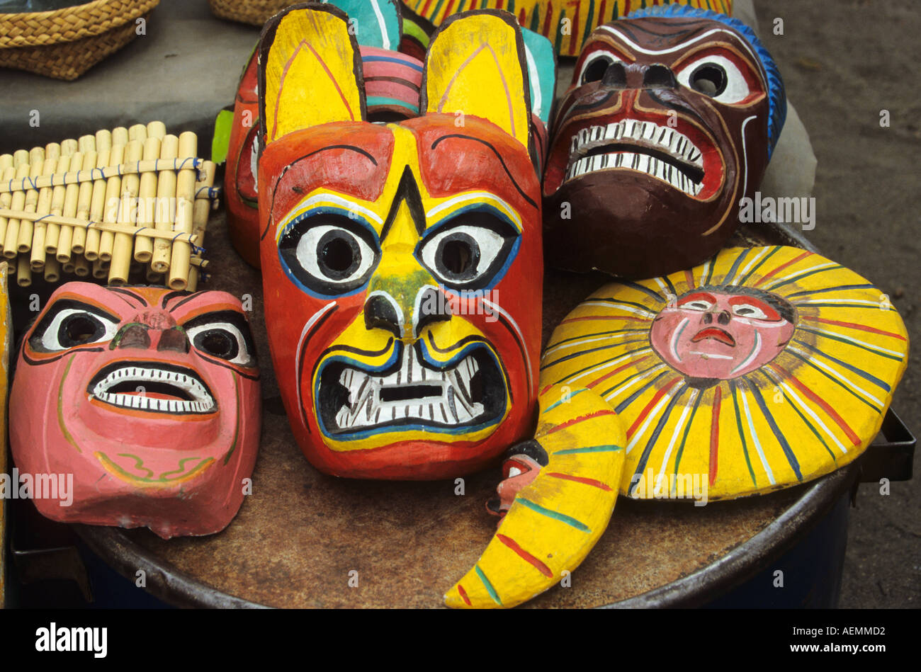 Maschere colorate per la vendita al mercato di Saquisili Foto Stock