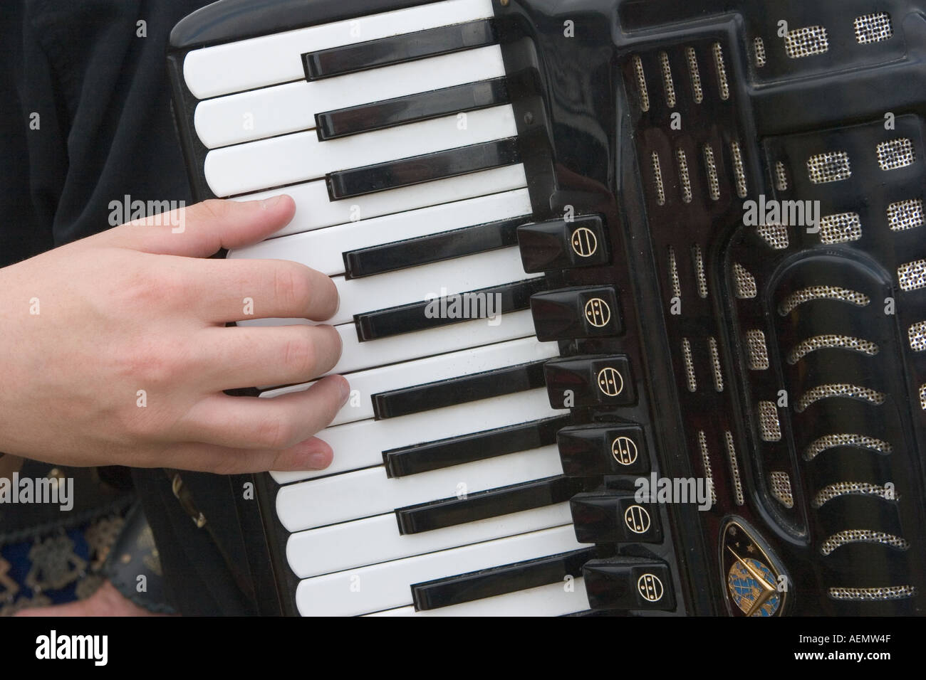 Lettore di fisarmonica e tastiera della fisarmonica a giocare a ceilidh Scottish country dancing Foto Stock