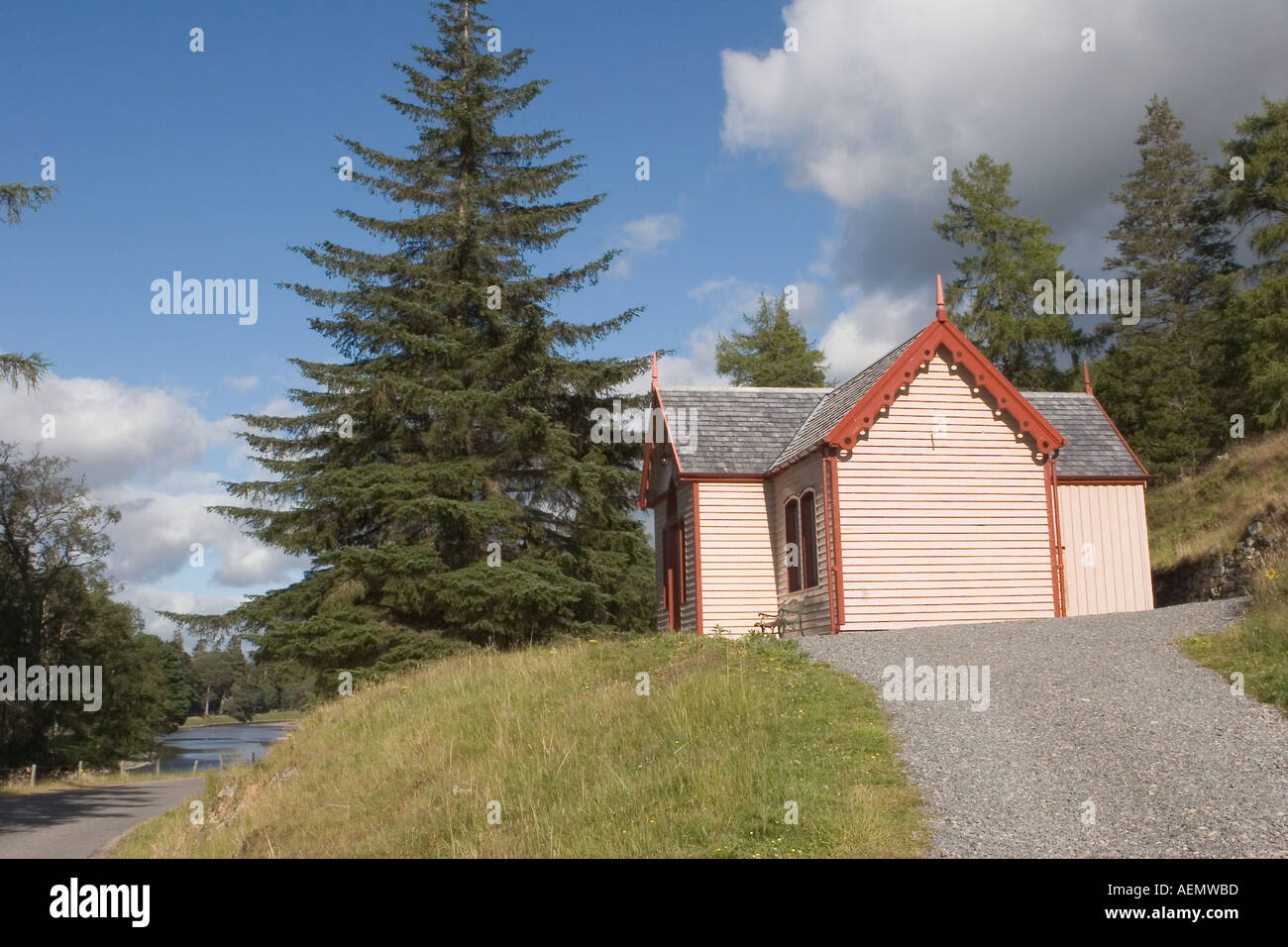 Tradizionale Scozzese rivestita in legno edificio, croft o cottage, con boschi di larice giro d'imbarco, Braemar, Cairngorms National Park in Scozia, Regno Unito Foto Stock
