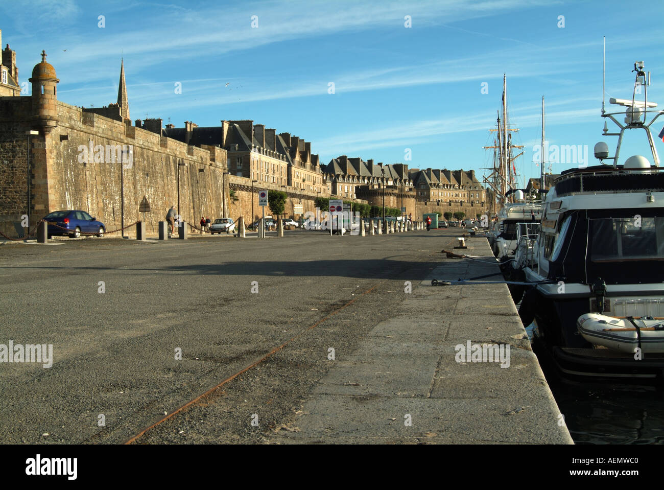 Le mura della città sul lato del porto di Saint Malo Francia Foto Stock