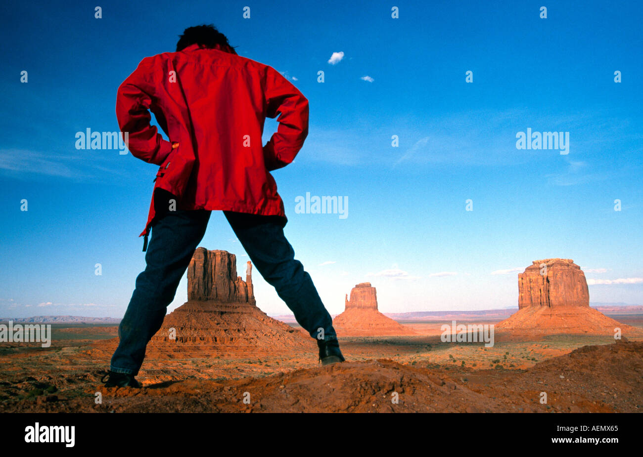 Turista femminile che indossa una giacca rossa guardare nella monument valley national Tribal Park nello Utah Stati Uniti d'America Foto Stock