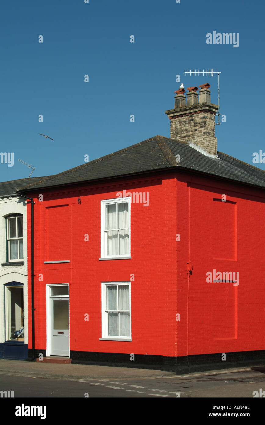 Angolo di Aldeburgh casa dipinta in luminosi colori vividi include murate aperture a finestra Foto Stock