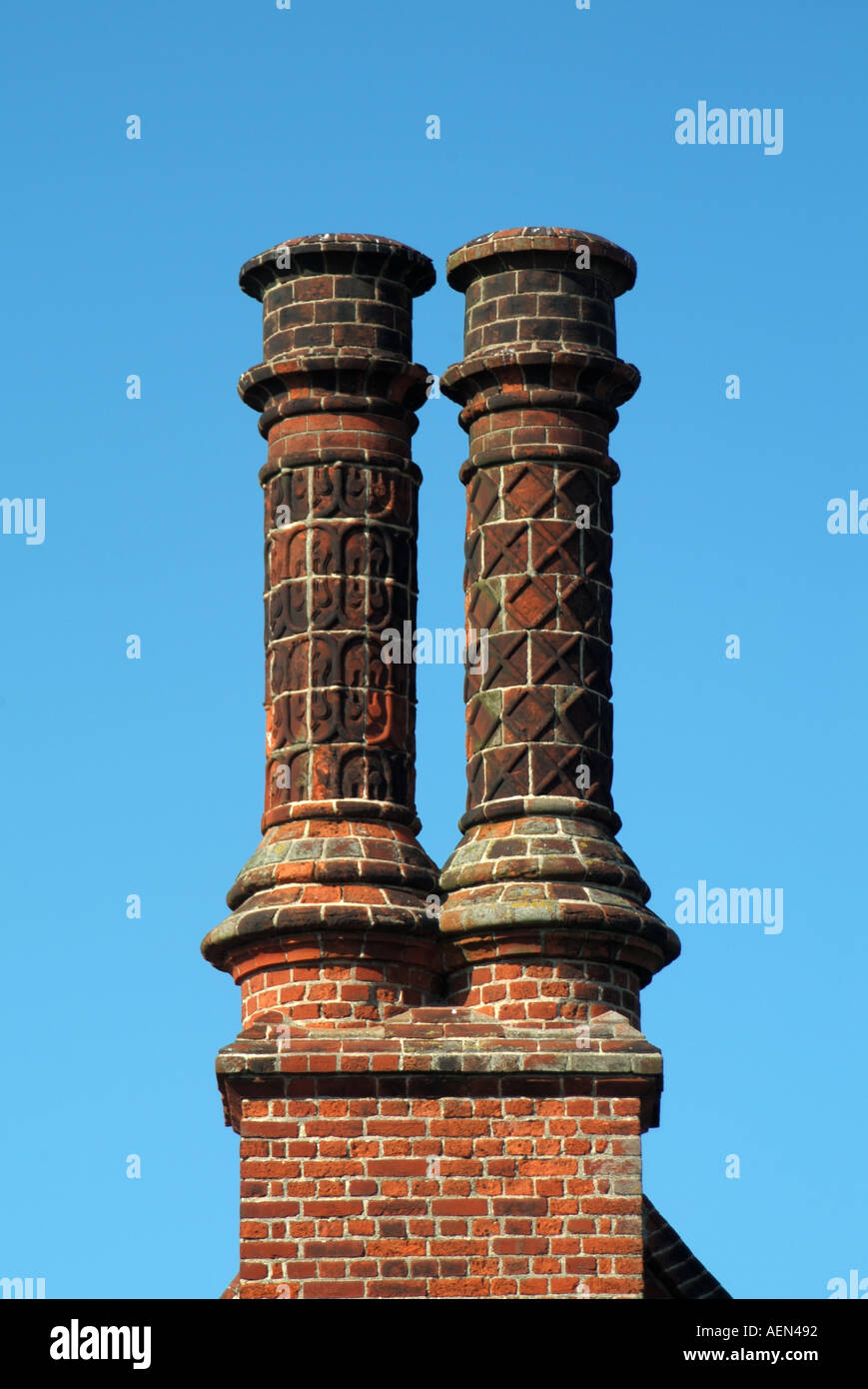 Due di un tipo ornato design di camino pile camino sul moot Hall Aldeburgh Suffolk East Anglia Inghilterra UK Foto Stock