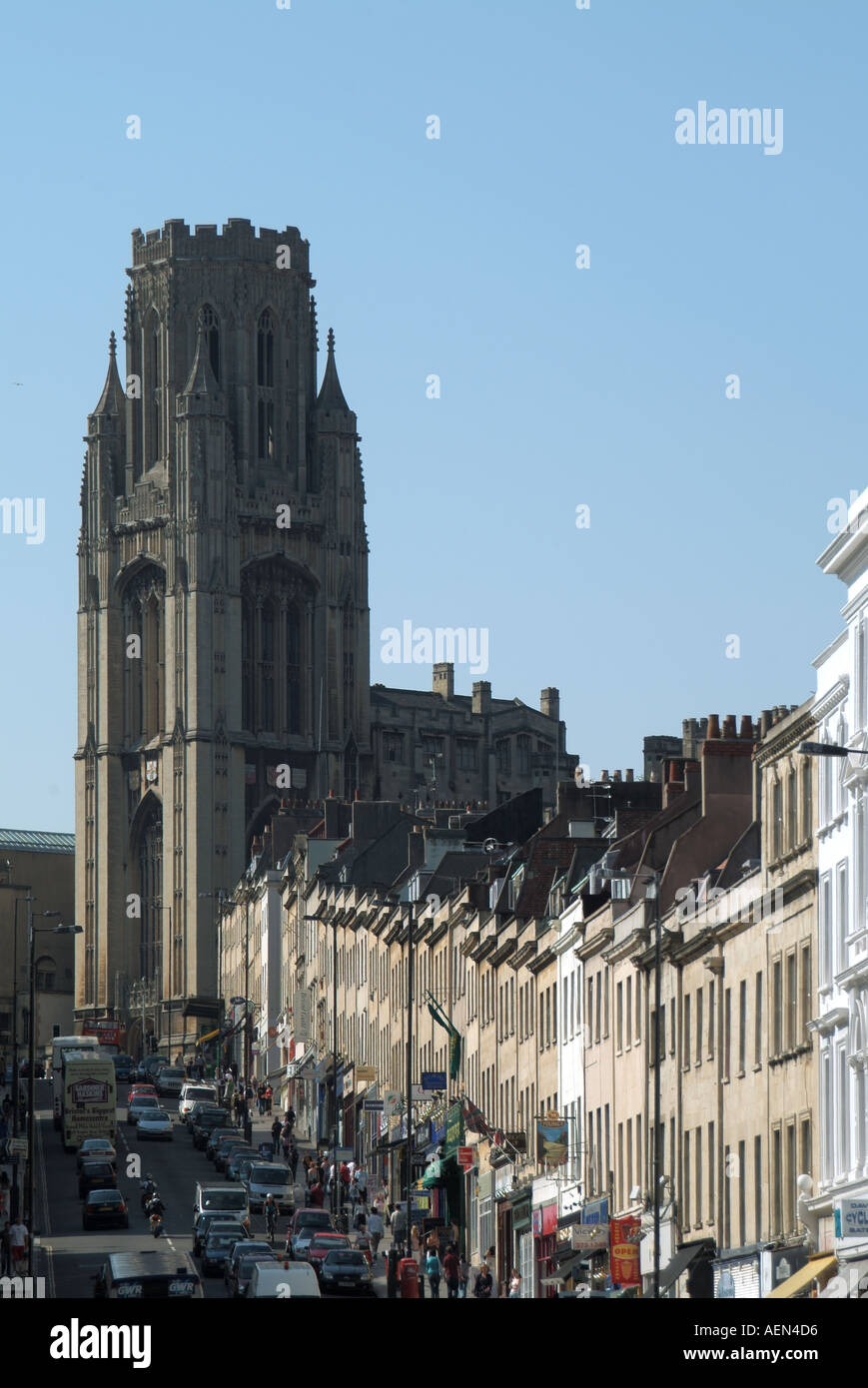 Bristol University tower in posizione elevata al di là di righe a schiera di negozi tradizionali con le abitazioni sopra in Park Street Foto Stock