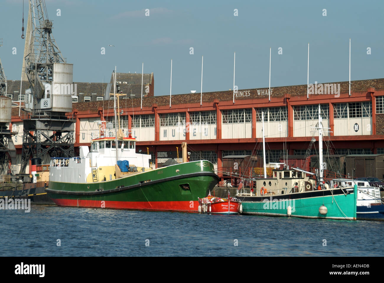 Bristol Princes Wharf Museo Industriale waterside posizione nel vecchio dock area barche ormeggiate le gru e i vagoni ferroviari Foto Stock