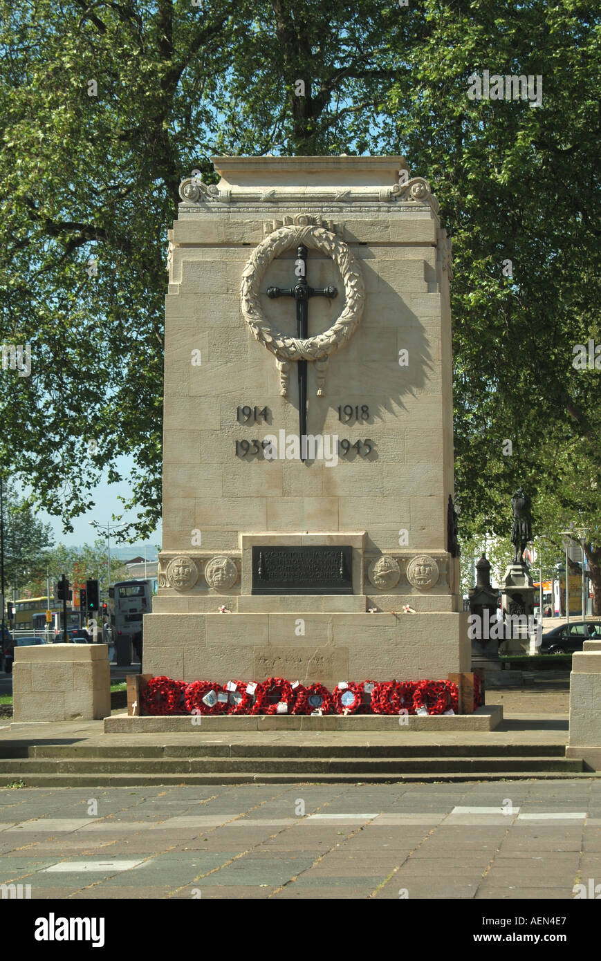Ghirlande di papavero rosso alla luce del sole sul memoriale di guerra di Bristol Cenotafh Costruito da conci di pietra calcarea shelly, un edificio classificato nel 1932 a sud Inghilterra occidentale Regno Unito Foto Stock
