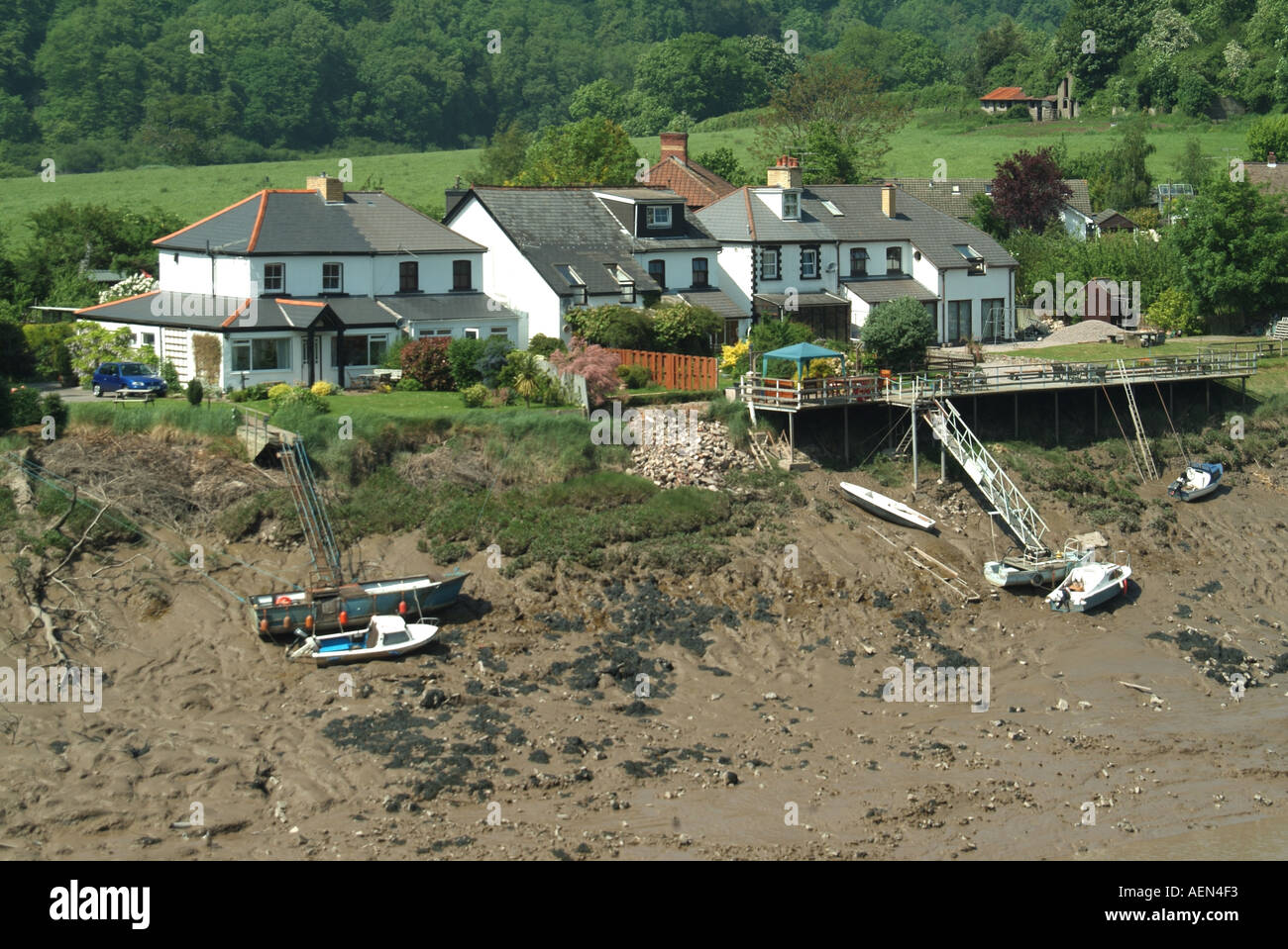 Chepstow fiume Wye a bassa marea che mostra esposta fango banche accanto a riverside abitazioni Foto Stock