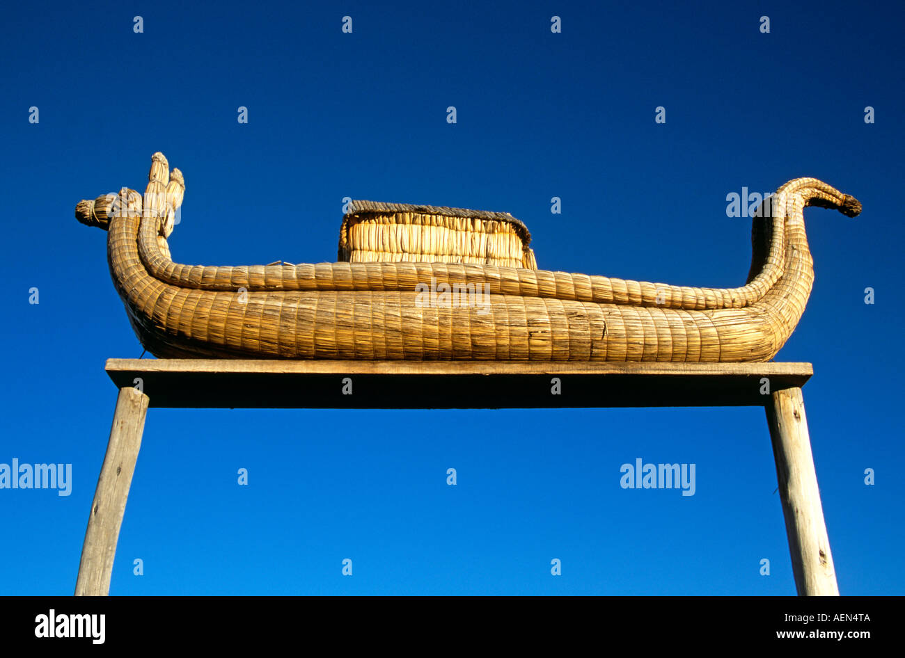 Modello di Uro Indian totora barca reed nei giardini dell'Hotel Posada del Inca, Puno, Perù Foto Stock