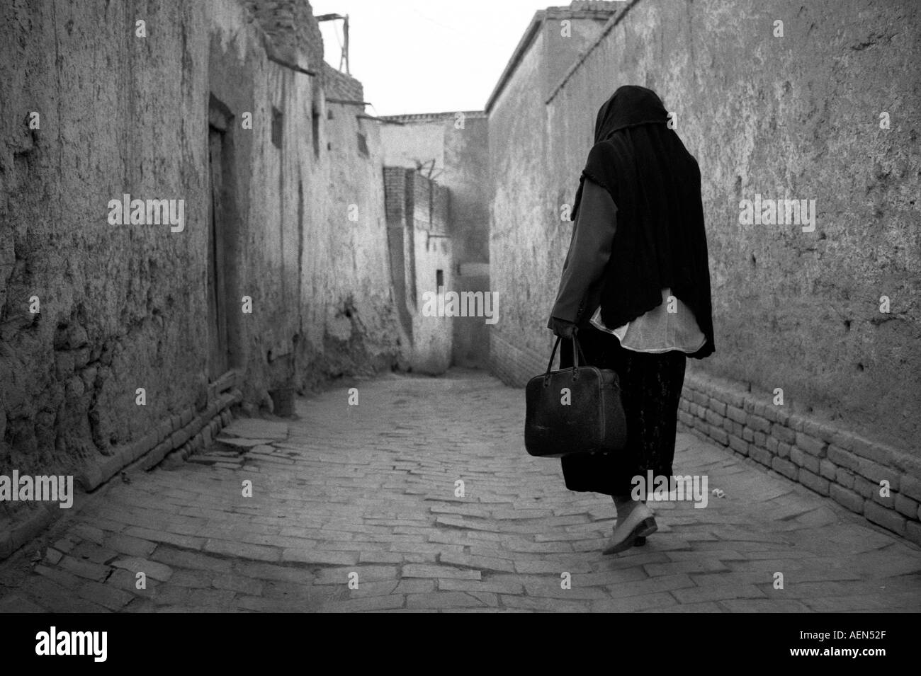 Una donna che fa shopping torna dal mercato di Kashgar, Xinjiang Provence, Repubblica Popolare Cinese Foto Stock