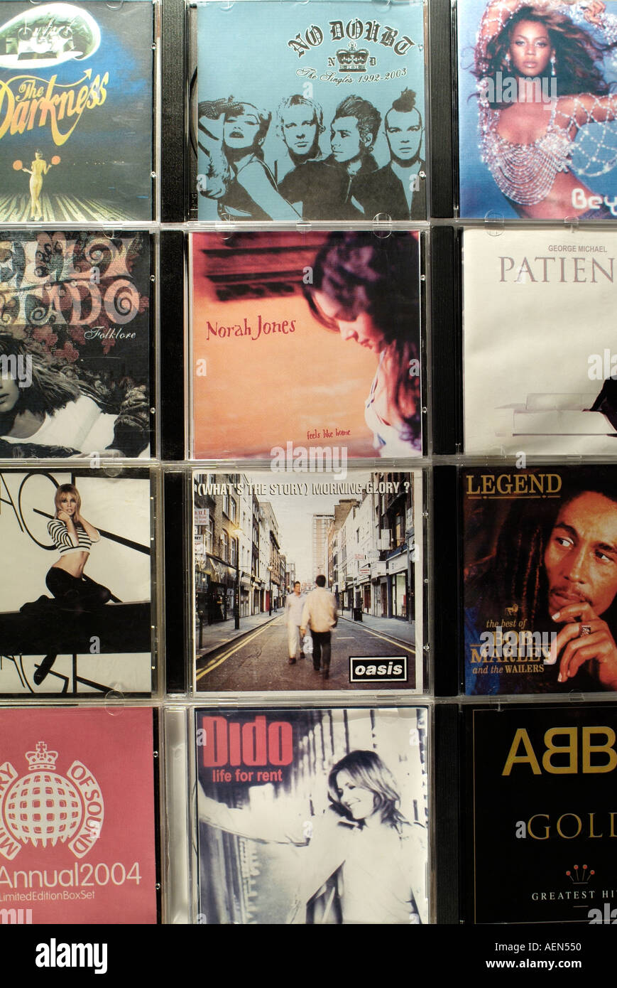 Contraffazione di CD musicali per la vendita in Europa Orientale, vicino. Foto Stock