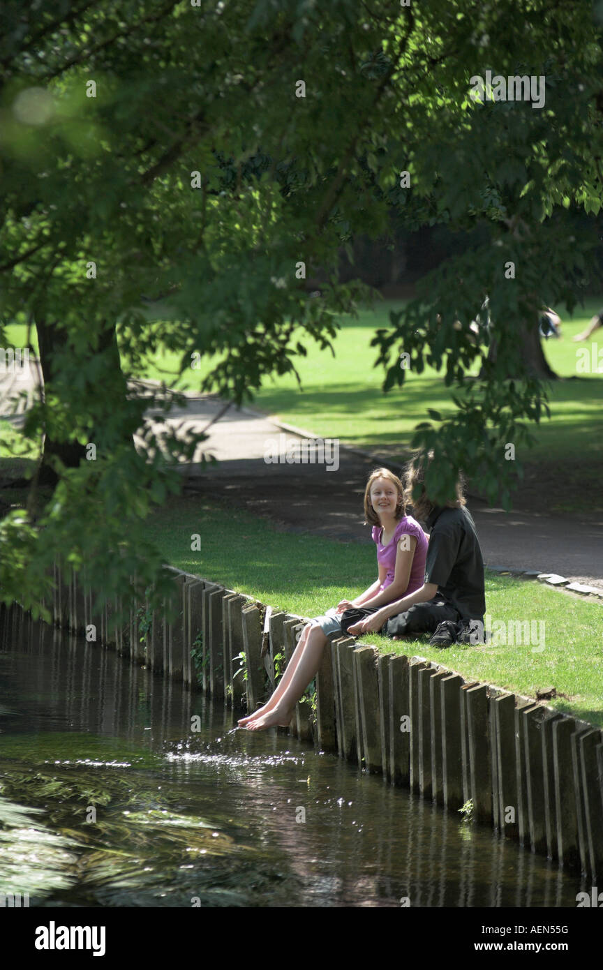 Ragazza piedi di immersione in acqua durante i momenti di relax con un amico Canterbury Kent England Foto Stock