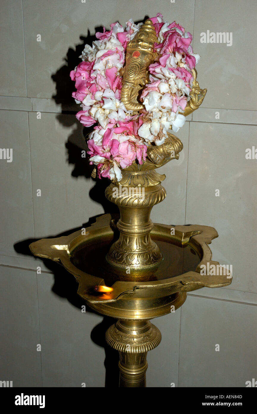 Bruciatore ad olio e fiori di gelsomino in Trivandrum Thiruvananthapuram Kerala viaggio in India Foto Stock